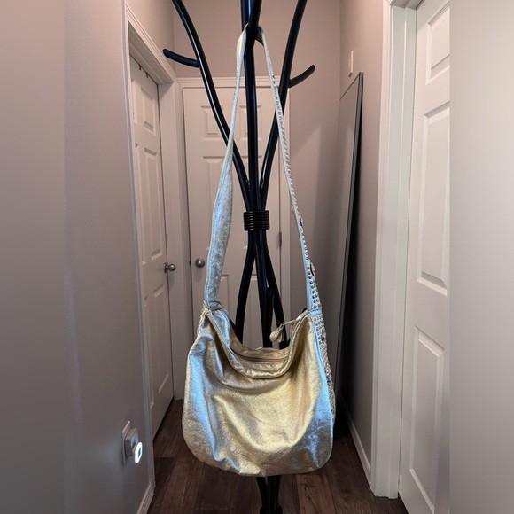 1980’s METALLIC GOLD leather VINTAGE studded bag with 🦁 LION HEAD studs - Picture 7 of 15